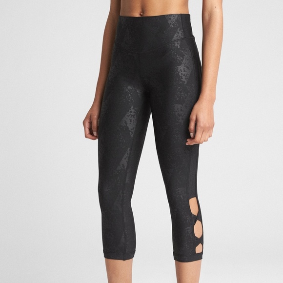 GAP Pants - GFast High Rise Blackout Twist-Detail Capri size M